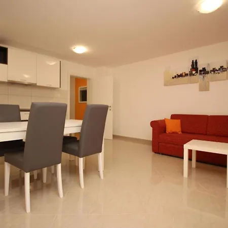 Gemuetliche In Mit Gemeinsamem Pool Und Grill Apartment Baska (Krk)