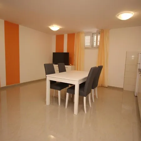 Gemuetliche In Mit Gemeinsamem Pool Und Grill Apartment