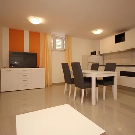 Gemuetliche In Mit Gemeinsamem Pool Und Grill Apartman Baška