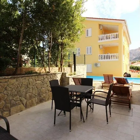 Gemuetliche In Mit Gemeinsamem Pool Und Grill *