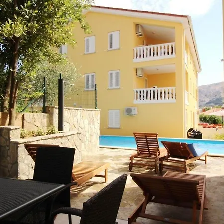 Gemuetliche In Mit Gemeinsamem Pool Und Grill Apartment Baska (Krk)