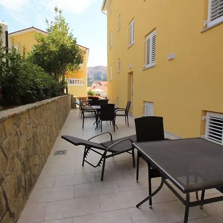 Gemuetliche In Mit Gemeinsamem Pool Und Grill