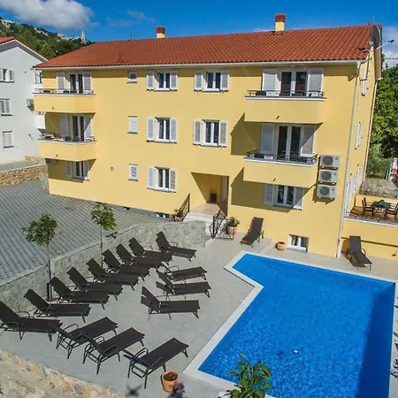 Gemuetliche In Mit Gemeinsamem Pool Und Grill * Baska (Krk)