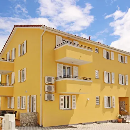 Apartment Gemuetliche In Mit Gemeinsamem Pool Und Grill