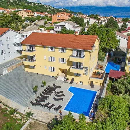 Gemuetliche In Mit Gemeinsamem Pool Und Grill Apartment Baska (Krk)